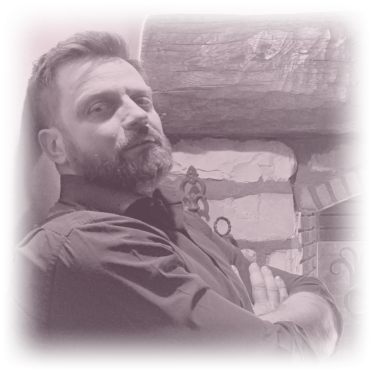 Portrait de Davy Lheureux, adossé, bras croisés, le regard direct