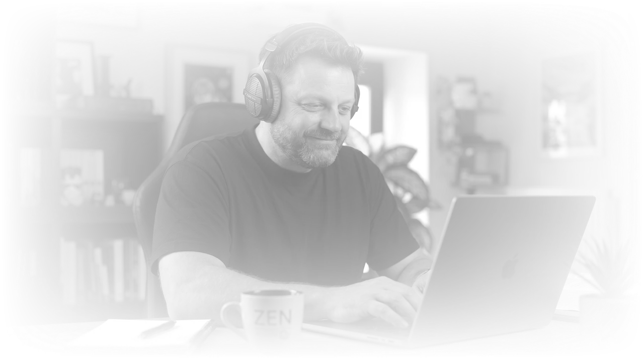 Davy Lheureux à son bureau, en train d'écrire, casque sur les oreilles